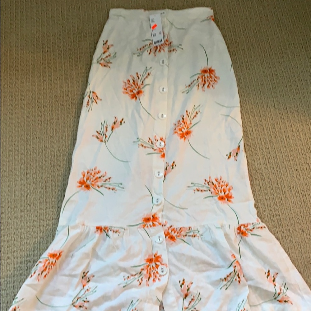 Maxi skirt with flowers.